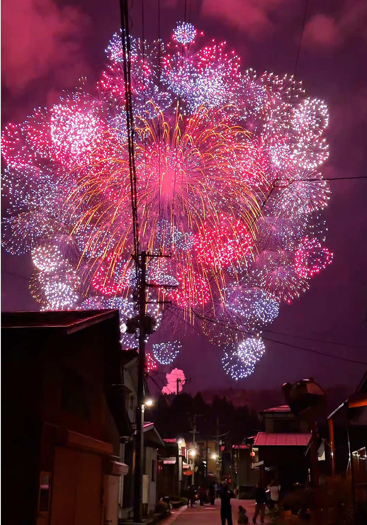 Japan’s world-largest 4-shaku firework shell. 🎆 日本唯一!全世界最大的正四尺玉花火🎆 #fireworks #花火大会 #japan #片貝花火 縮圖