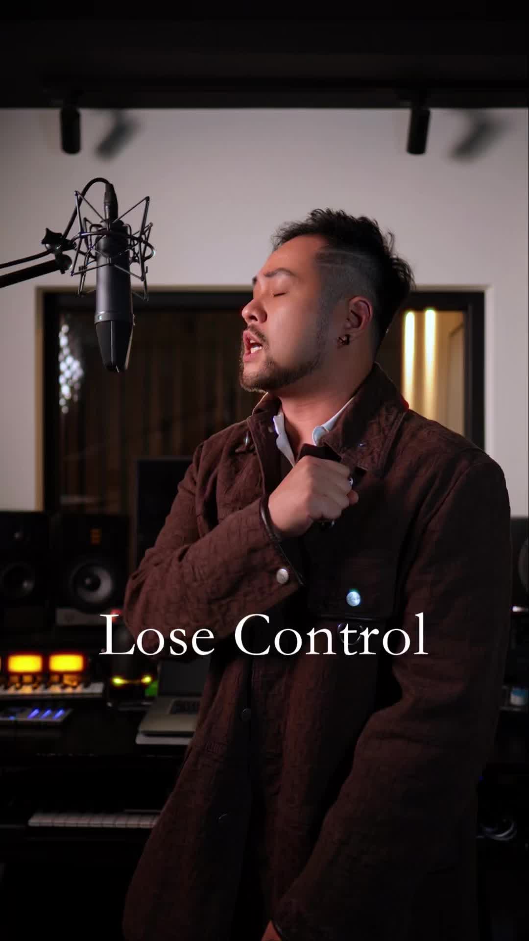 lose control🎵 轉音在廁所練了老半天 一點都不好唱 - 還好悉尼音樂工作室在錄音時 能夠選老師在錄音時指導 錄音時才會發現很多細節問題 句子之間的氣息連接 情感表達的技巧等 很多細節是自己注意不到的 專業的老師指導+錄音師混音 最後才能把完整的作品送到各位面前✨ #losecontrol #singing 縮圖
