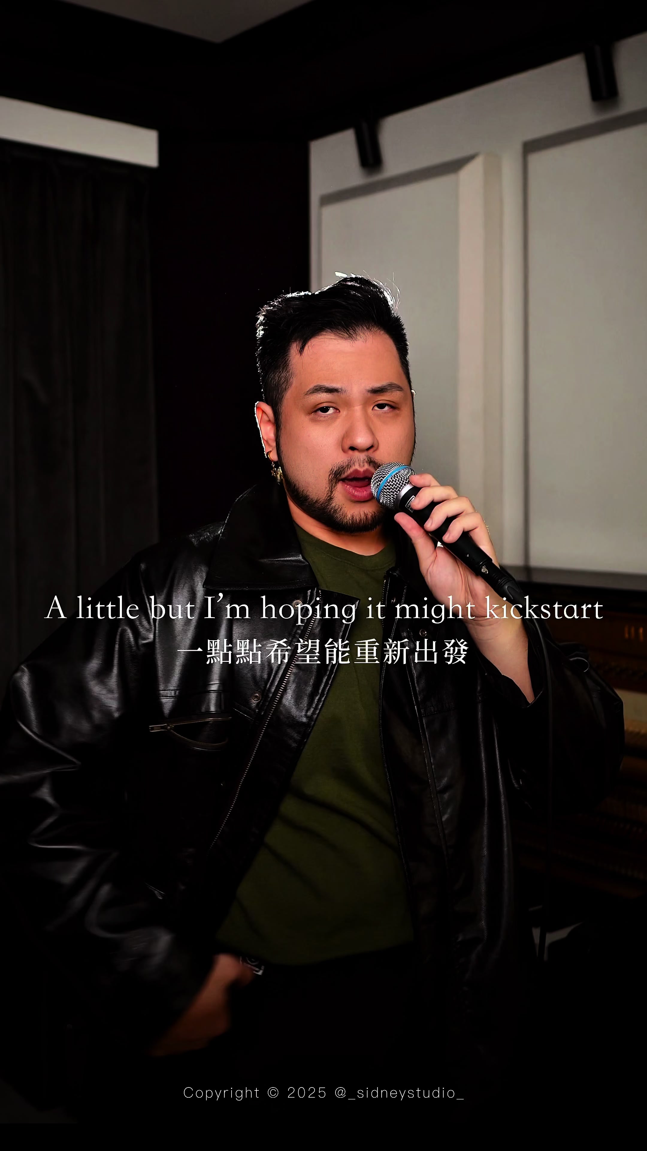揭露!錄音室真實狀況 你有種挑戰錄音室嗎? 達爾免費錄音抽獎🎤 「頭獎價值💰$8,000 的錄音方案等你拿!」 ⸻ ⚠️活動舉辦在IG,參加者需注意 🎁【參加方法】超簡單三步驟: 1️⃣ 追蹤以下兩個IG帳號 + 按讚本貼文 @_sidneystudio_ @dell_1018 2️⃣ 在貼文底下留言 + 標記1位朋友(不限留言次數) 可重複留言、增加中獎機率~ 留言範例 ⬇️ 『@(朋友)我不覺得你在廁所唱歌好聽』 『@(朋友)我也想去錄音🥹』 『@(朋友)達爾好帥😍』(偷增加中獎機率!?) ✅ 三種都符合抽獎資格,需標記真人 3️⃣ 分享此貼文至限時動態 限動需滿 24小時 《中獎兌換時請提供限動截圖作為證明》 ⸻ 🎉【獎項內容】: 🥇頭獎(1位) 免費Cover錄音影片40~60秒 ✨價值 $8,000 ✨ 🥈二獎(2位) 錄音 6 折優惠券 🥉三獎(3位) 錄音 7 折優惠券 ⸻ 📅 截止時間: 2025/12/21(日)23:59 前完成以上步驟 ⚠️ 優惠卷不可與其他優惠併用, 限中獎後 1 個月內完成預約, 預約後之訂金可保留 3 個月。 ⸻ #流行音樂 #唱歌 #華語流行音樂 #錄音室 #悉尼音樂工作室 縮圖