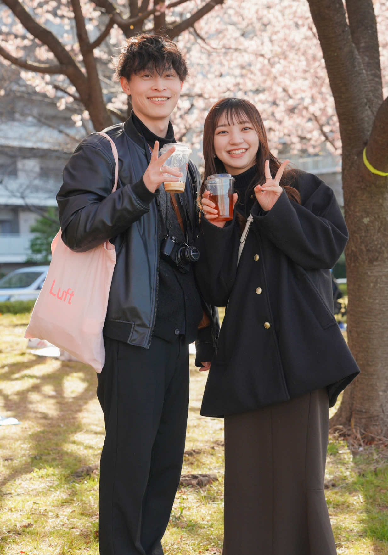 在日本幫陌生人拍照😍😍😍 遇到一對很可愛的情侶🌸 送她們一張照片做紀念!🎁 #日本 #japan #strangerportrait #送陌生人照片 #櫻花 縮圖