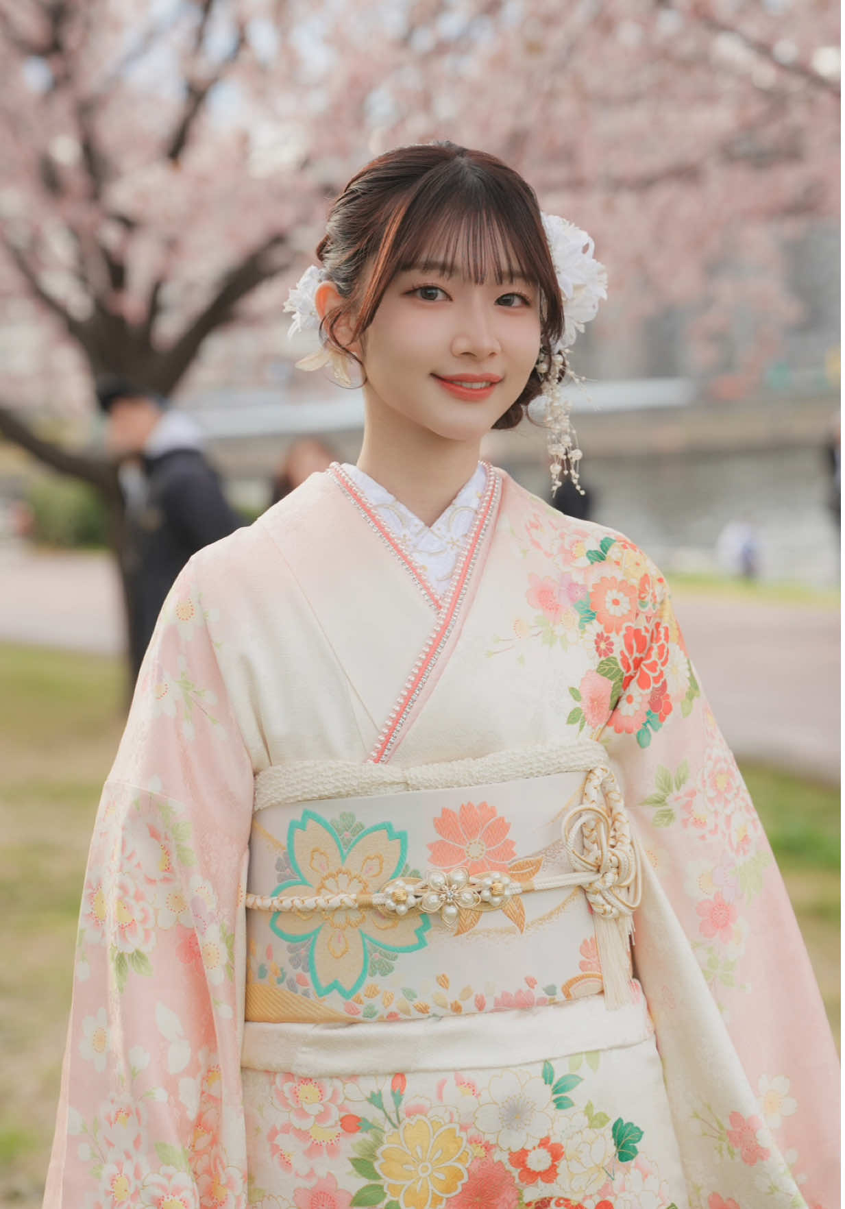 在日本送一位很可愛的女孩一張照片🌸🫶 把照片印出來送給她當禮物🎁🎁🤩 ##日本##strangerportrait##送陌生人照片##櫻花##japan 縮圖