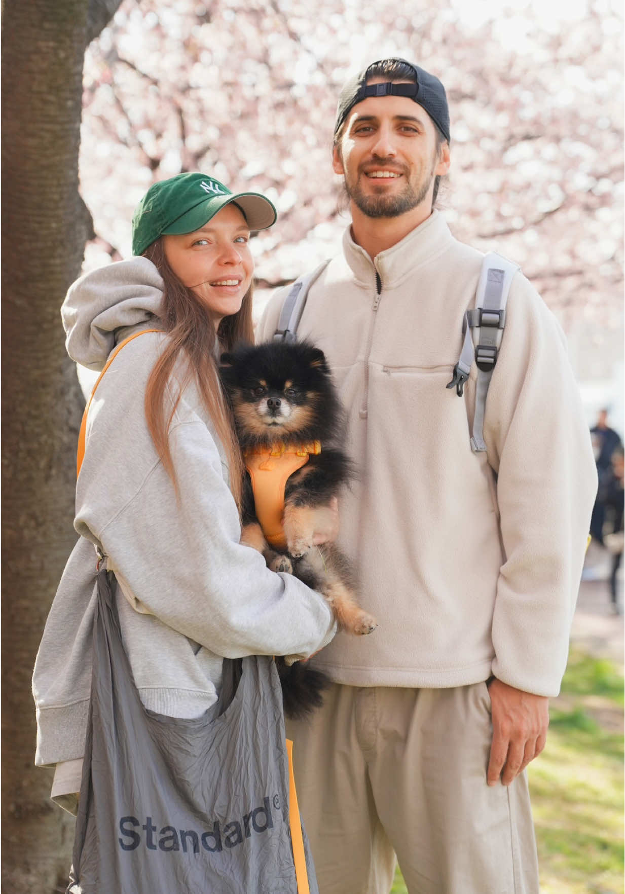在日本公園送陌生人一張照片🫶 遇到一對夫妻 幫她們和狗狗一起拍照🥹 希望這張照片可以給他們一個美好的回憶! #日本 #strangerportrait #送陌生人照片 #japan #dogphotography 縮圖