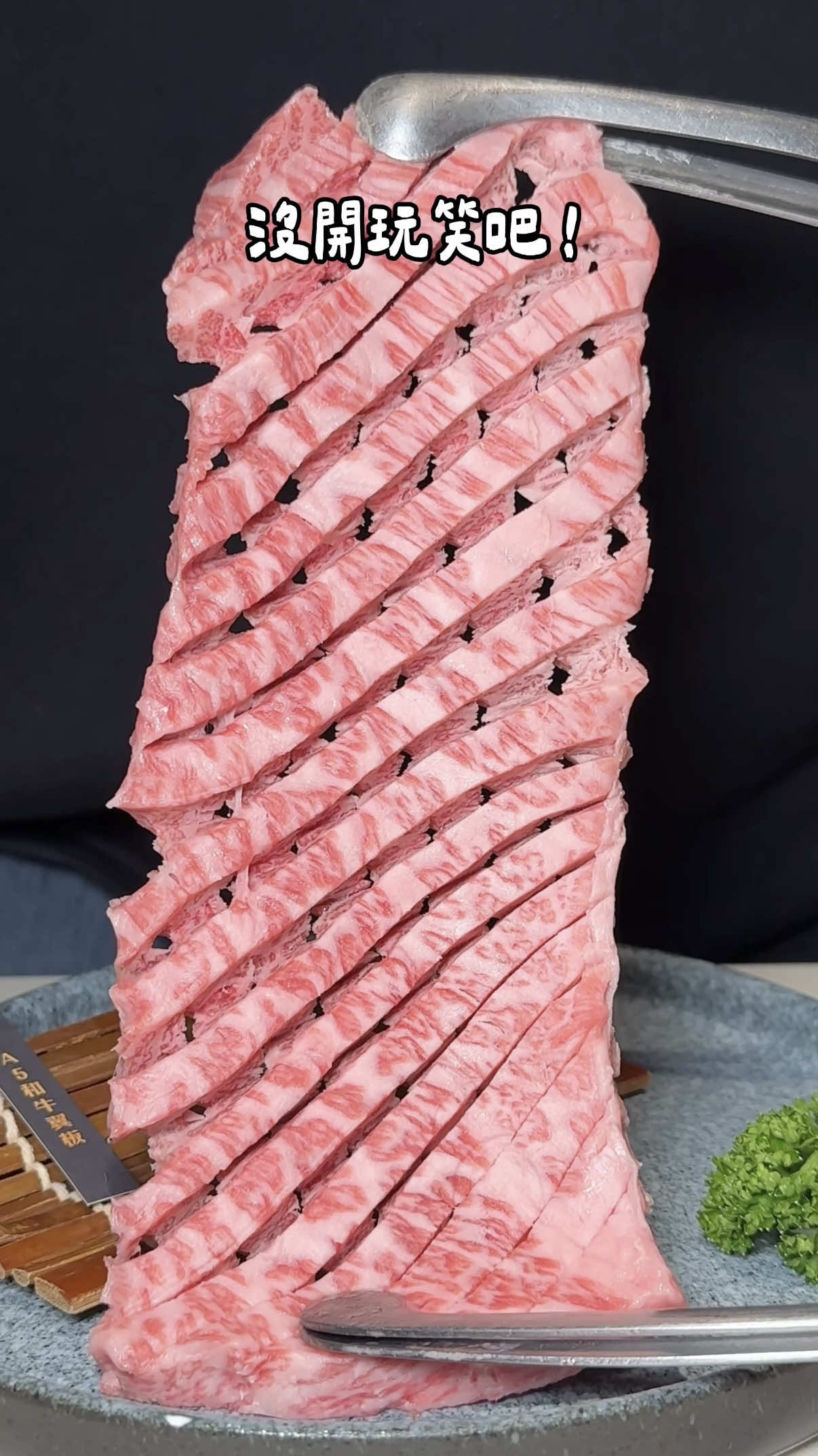 啥咪‼️燒肉店居然吃得到熱炒？ 這家燒肉店最低$499元就可以自助bar吃到飽！ 他們的自助吧超級豐盛，鮮嫩多汁的雞胸肉隨你吃到飽！ 生菜🥬起司，堅果，地瓜，各種小菜新鮮好吃，季節水果也是給的有夠大器，還有哈根達斯冰淇淋真的有夠划算👍 近期還吃的到私廚熱炒🧑🏼‍🍳每一道都是超級下飯，辣椒炒肉 鑊氣十足，完全不油膩，塔香蛤蠣超級夠味，我可以吃掉一整盤，三杯中卷也是必點.中卷超級Q彈 我大推🙌🏻🙌🏻 我還差點忘記這家是燒肉店🤣兩個人推薦點雙人套餐，F1和牛紐約客，幻切和牛翼版肉質都是水準之上，套餐牛舌，松阪豬也都吃得到，左手吃熱炒右手吃燒烤真的有夠滿足😚 ⋯⋯⋯⋯⋯⋯⋯⋯⋯⋯⋯⋯⋯⋯⋯⋯⋯⋯⋯⋯⋯⋯⋯⋯⋯⋯ 📍燒肉MEN-朝富店 🗺️臺中市西屯區朝富路38號 ☎️0966-060969 🈺11:00-24:00 #台中 #台中美食 #燒肉 #熱炒 縮圖