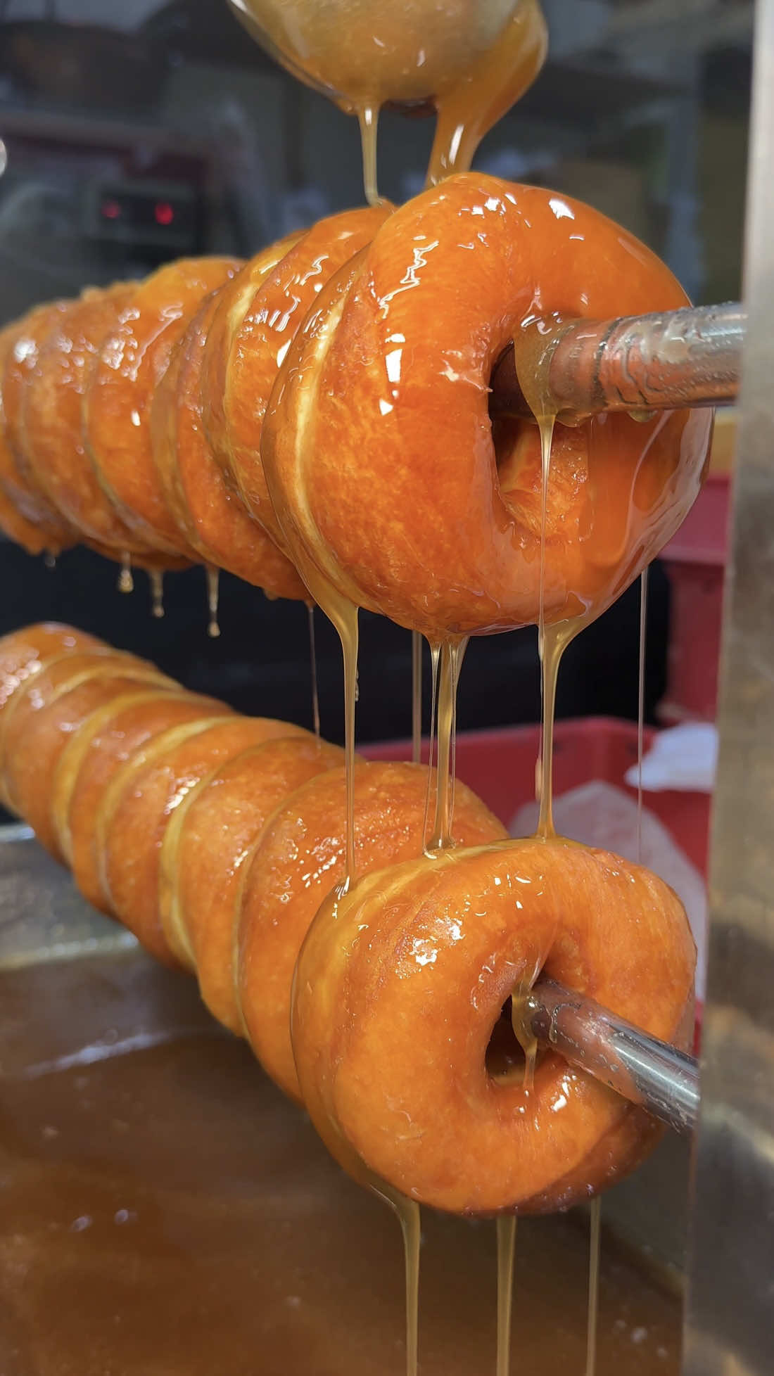 #在地經營50年以上的麵包店🥖 店裡面的招牌就是這顆蜂蜜甜甜圈🍯 一個不用台幣$30元，聽說最高一天可以賣到700個！ 鬆軟的麵糰淋上蜂蜜的畫面，實在有夠療癒😌甜甜圈本身很鬆軟，而且還帶有彈性，趁熱吃外層還有微酥的口感，只不過蜂蜜糖漿的部分，吃起來不是我印象中的蜂蜜小可惜～推薦大家有去可以買沾糖粉的～我可以一次吃3顆 ！ ⋯⋯⋯⋯⋯⋯⋯⋯⋯⋯⋯⋯⋯⋯⋯⋯⋯⋯⋯⋯⋯⋯⋯⋯⋯⋯⋯ 📍窯出しぱん工房 ロンパル 🗺️ 大阪府大阪市大正區千島 1 丁目 23-115 （位於 Chishima Garden Mall 內） 🈺7:30-19:00 🚷週三公休 #日本 #日本美食 #大阪 #甜甜圈 縮圖