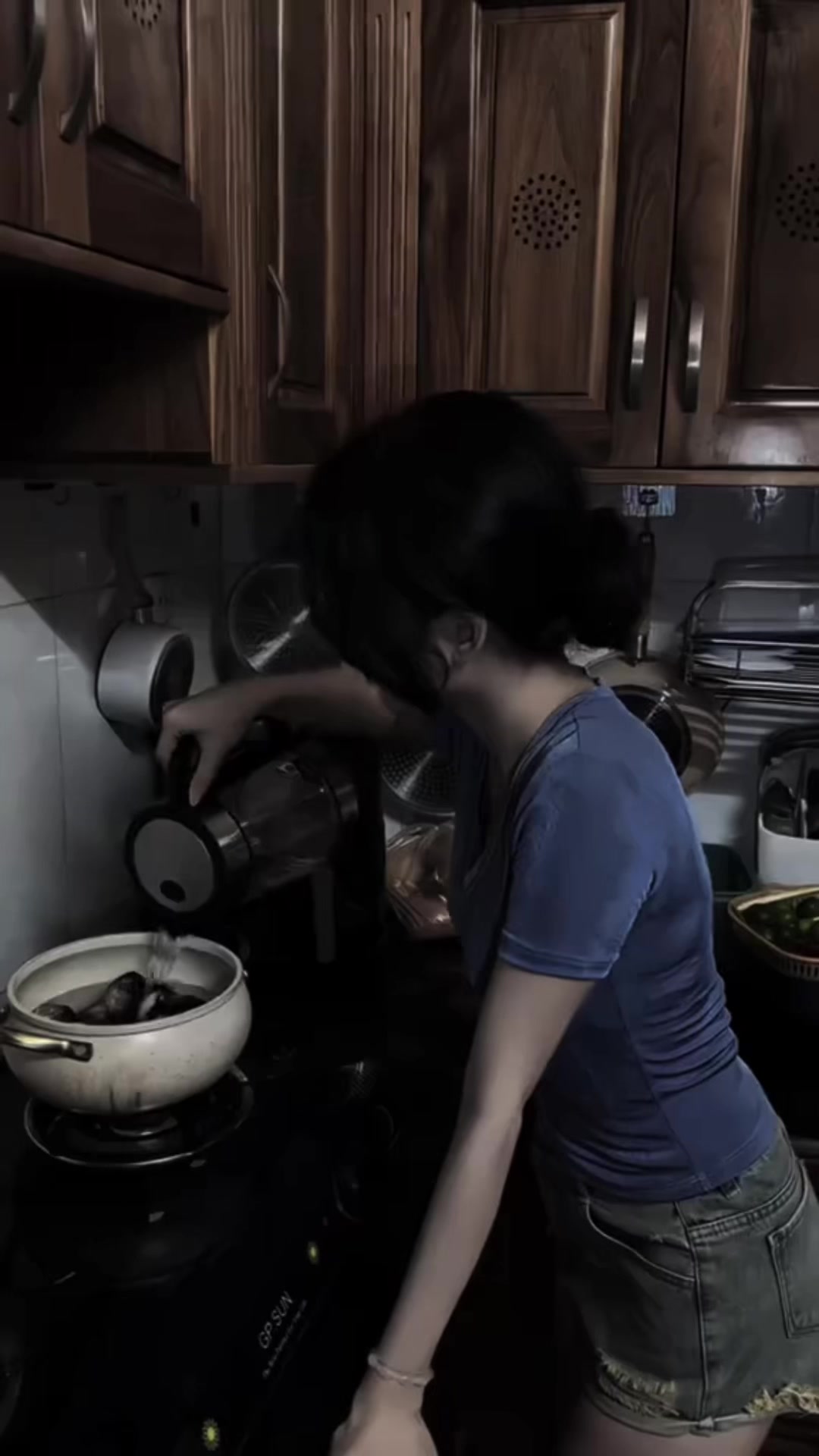 Thật ra, nếu được che chở, nào ai muốn tự mình đứng giữa giông bão.  Không ai sinh ra đã thích mạnh mẽ đến mức phải gồng mình trước mọi sóng gió.  Chỉ là có những lúc quay đầu lại không thấy ai, đưa tay ra cũng chẳng có bàn tay nào nắm lấy, nên buộc lòng phải học cách đứng vững một mình. Em đã từng nghĩ, mình quen với cô độc, quen với việc tự giải quyết mọi thứ 1 mình, quen với việc nuốt nước mắt vào trong. Nhưng sâu thẳm, em biết, đó không phải là lựa chọn, mà là sự bất đắc đĩ.  Bởi ai cũng mong có một nơi để dựa, một người để yếu mềm, một khoảnh khắc được thở ra mà không cần gồng lên mạnh mẽ. Khi cơn giông qua đi, thứ còn lại không phải là niềm tự hào vì đã chịu đựng được bao nhiêu, mà là mong ước giản dị: lần sau, nếu mưa gió kéo đến, sẽ có ai đó cùng đứng cạnh mình, hoặc ít nhất là cho em một mái hiên đề trú vào, để em được là chính mình , một người bình thường, cũng biết mỏi mệt, cũng cần được chở che, vỗ về #pdm_mee99 縮圖