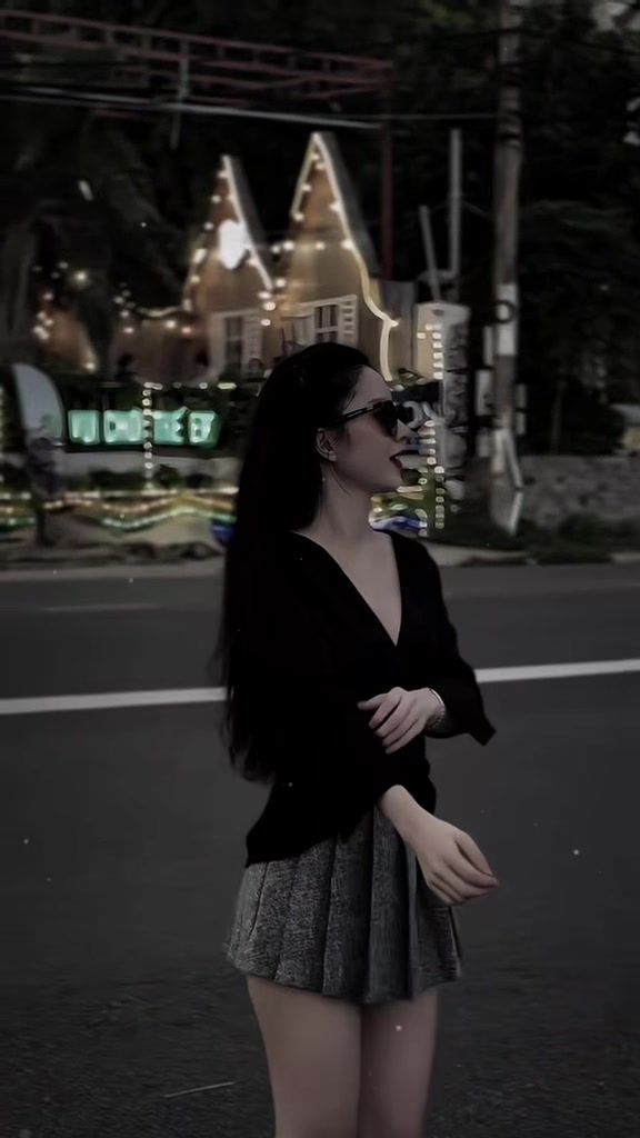 Tình yêu sẽ không đổ vỡ vì một lý do lớn, nó đổ vỡ vì nhiều lý do rất nhỏ mà mình không kịp sửa khi chúng mới nứt nhẹ.  Mình nghĩ ai đã từng yêu lâu rồi cũng sẽ hiểu điều này thôi, sẽ không ai thức dậy vào một buổi sáng nào đó đột nhiên muốn chia tay người kia cả, sự kết thúc thường đến từ những thứ rất nhỏ, nhỏ đến mức mà mình đã từng nghĩ rằng là: "ừ thôi bỏ qua cũng được".  Vài lần thiếu tôn trọng, vài lần thất hứa, vài lần hai người chịu đựng nhau nhiều hơn là chia sẻ, vài cuộc cãi vã mà cả hai đều chọn để đó... cứ thế ngày này qua ngày khác, từng vết nứt nhỏ trở thành điều hiển nhiên vì quen rồi, cho tới lúc nhận ra thì giữa hai người đã có cả một khoảng cách lớn không còn lấp lại được nữa... Trong tình yêu, một tổn thương nhỏ nếu như bị bỏ qua sẽ mở đường cho những tổn thương khác trở thành bình thường, dần dần thì cả hai quen với việc làm nhau đau, và chẳng còn cảm giác cần nói lời xin lỗi hay lời giải thích với đối phương nữa. Để đi lâu dài với nhau, đôi khi điều quan trọng nhấ 縮圖