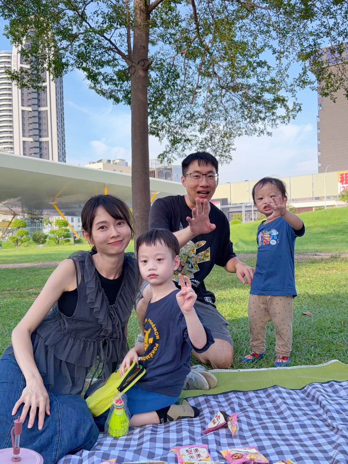 兩次去 NET,目標明明都是幫李先生買衣服。 結果: 第一次:喜提我的新衣 🛍️ 第二次:喜提孩子們的新衣 🧒👦 李先生,空手而歸(?) 💸 沒關係,李先生還有 UQ 陪伴他 😜 送上滿載而歸的母子三人,還有依然堅守 UQ 的李先生 📸 #購物日常 #育兒日常 #NET #夫妻日常 #李李夫妻 #unque 縮圖
