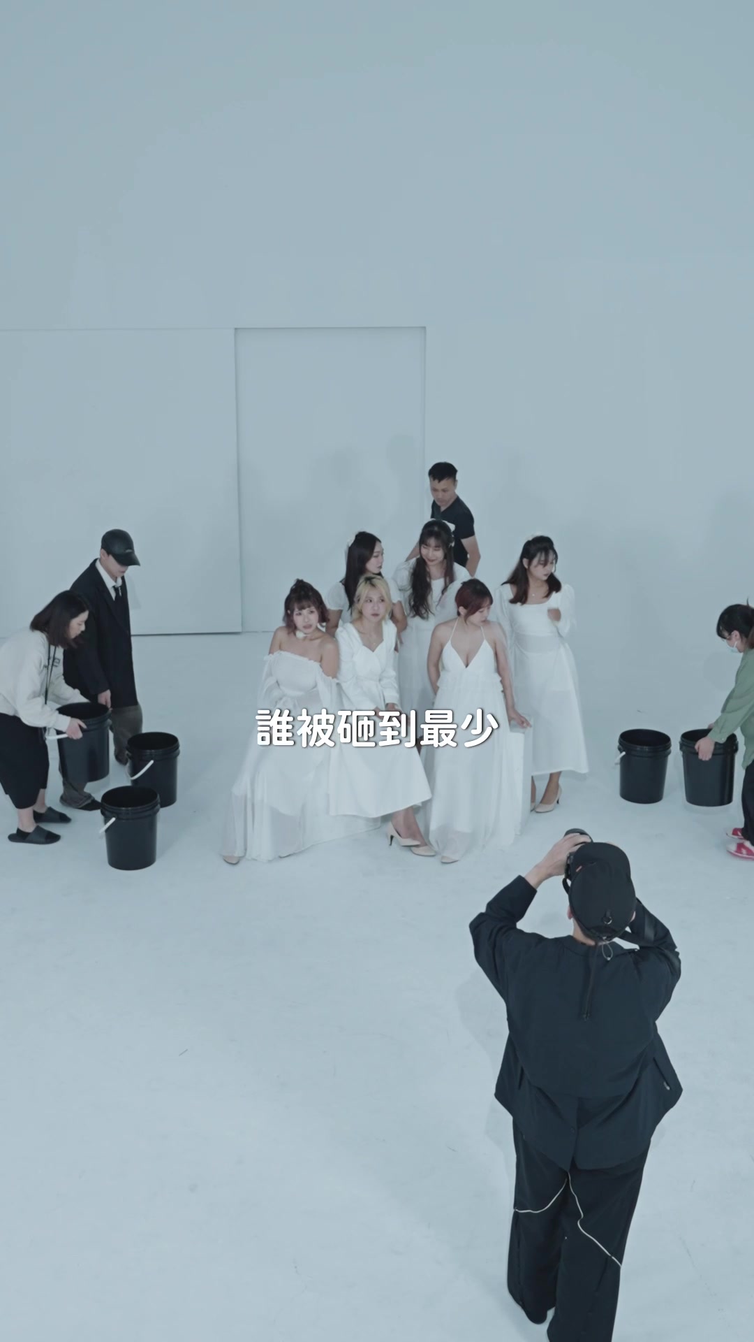 你會為了十萬⋯⋯拿血水砸閨蜜嗎？ 這個瘋遊戲靈感來自電影《 #弒婚遊戲：2度開局》—— 「狂噴7加侖血漿的那部」 看完預告的當下我就知道，這個必須玩一個大的。 規則很簡單：在十萬面前，你願意做到哪一步？ 《 #弒婚遊戲：2度開局》即將在4/2上映 清明節連假去電影院試膽，說不定也會有血漿從天而降(?) 留言寫下你心目中的「最後贏家」，主辦單位就把獎金直接送到贏家手中！ #弒婚遊戲：2度開局 縮圖