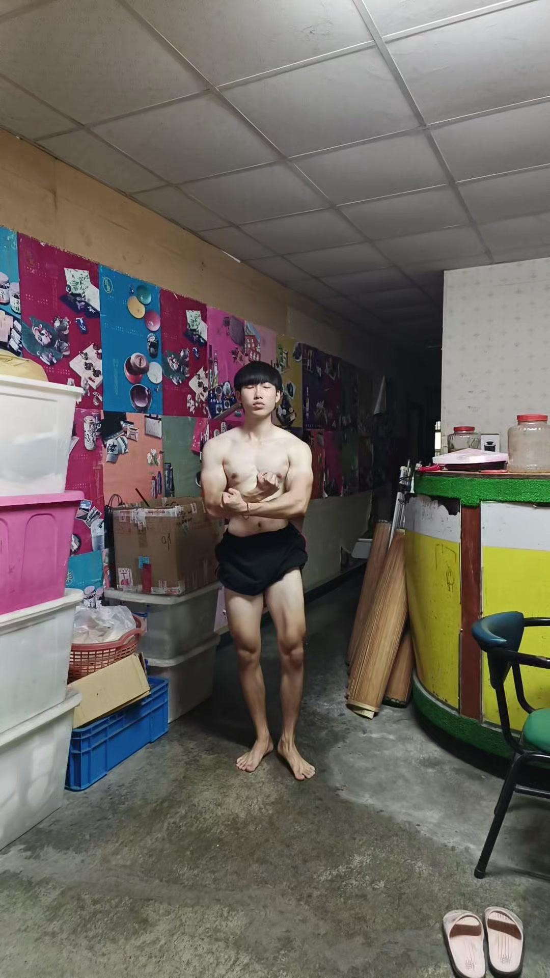 好久沒發狀態了今天練背肩#自律 #徒手健身 縮圖
