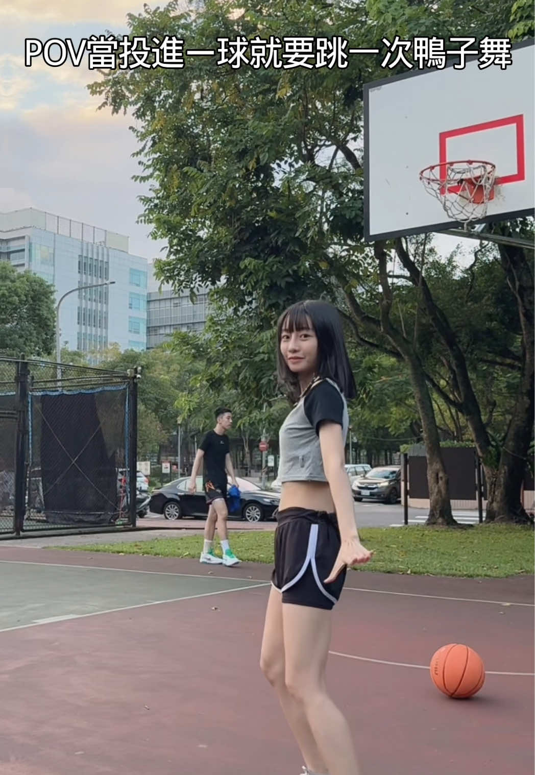 好多人在看鴨子舞尷尬🤭 #跳舞 #街頭跳舞 #籃球 #fypシ #律動舞台 縮圖